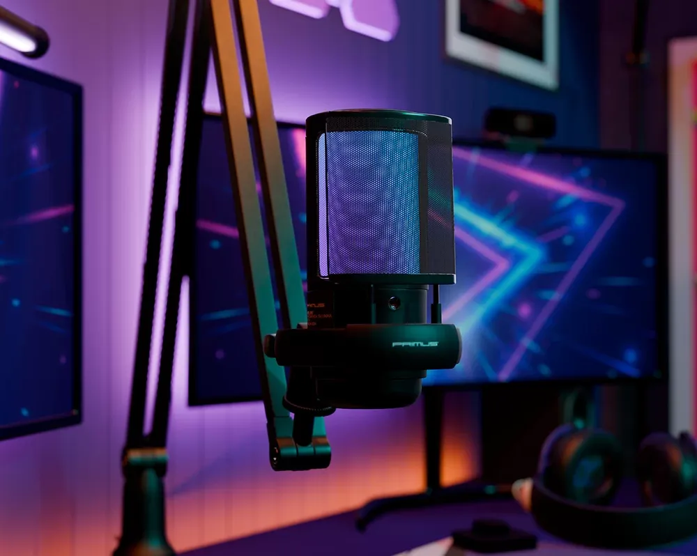 Primus ETHOS 150KT en brazo sobre un escritorio gamer