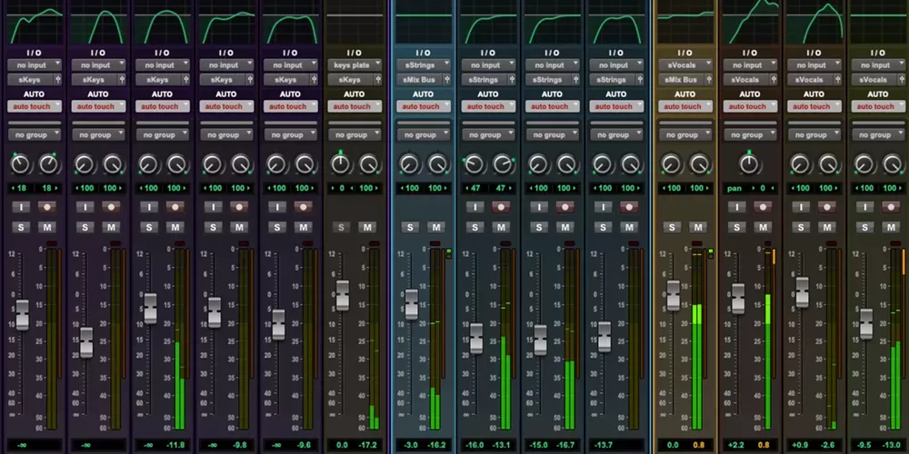 Mezclador de Pro Tools con canales y plugins