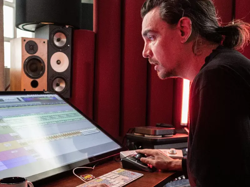 Ingeniero mezclando con Pro Tools en su estudio