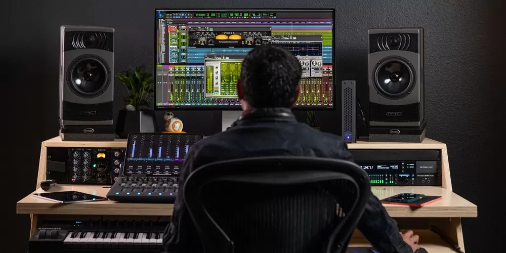 Productor trabajando con Pro Tools en su estudio