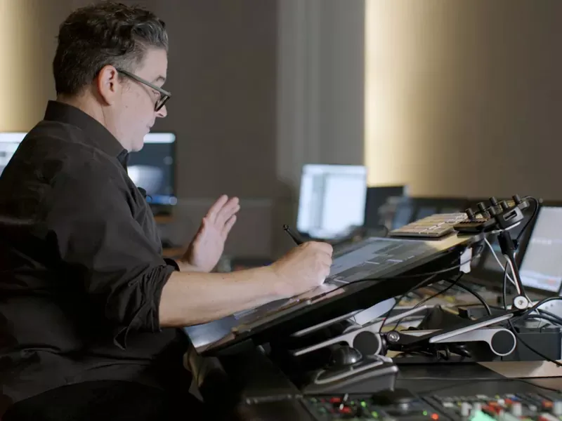 Editor de sonido trabajando en su estación de postproducción
