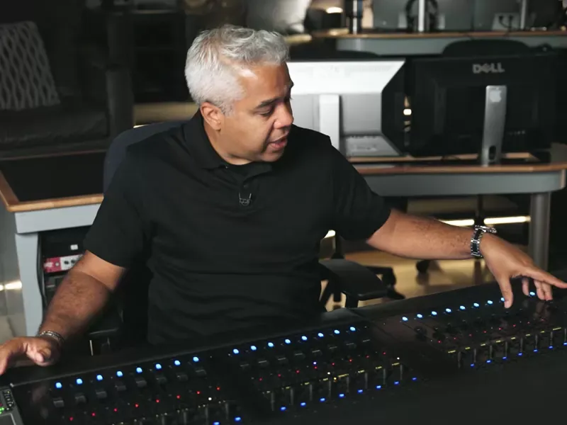 Ingeniero mezclando en una superficie de control Avid