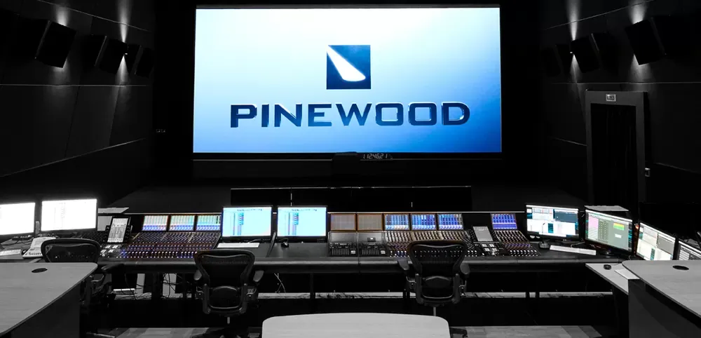Sala de mezcla para cine con consola Avid
