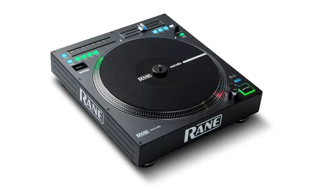 RANE TWELVE MKII en ángulo mostrando el plato de aluminio