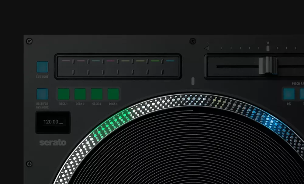 Controles del RANE TWELVE MKII: CUE MODE, pads por deck, tira táctil y pantalla OLED