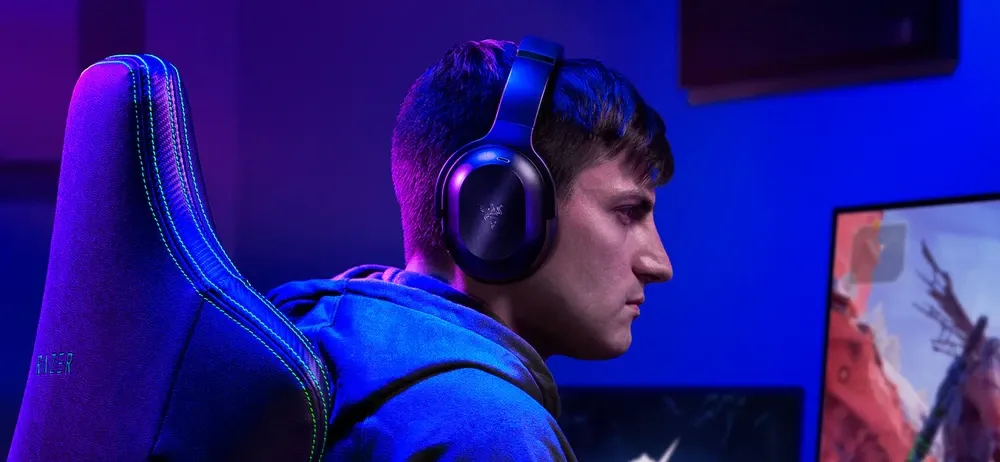 Razer Barracuda Pro en uso en el escritorio, con dongle USB-C de 2,4 GHz