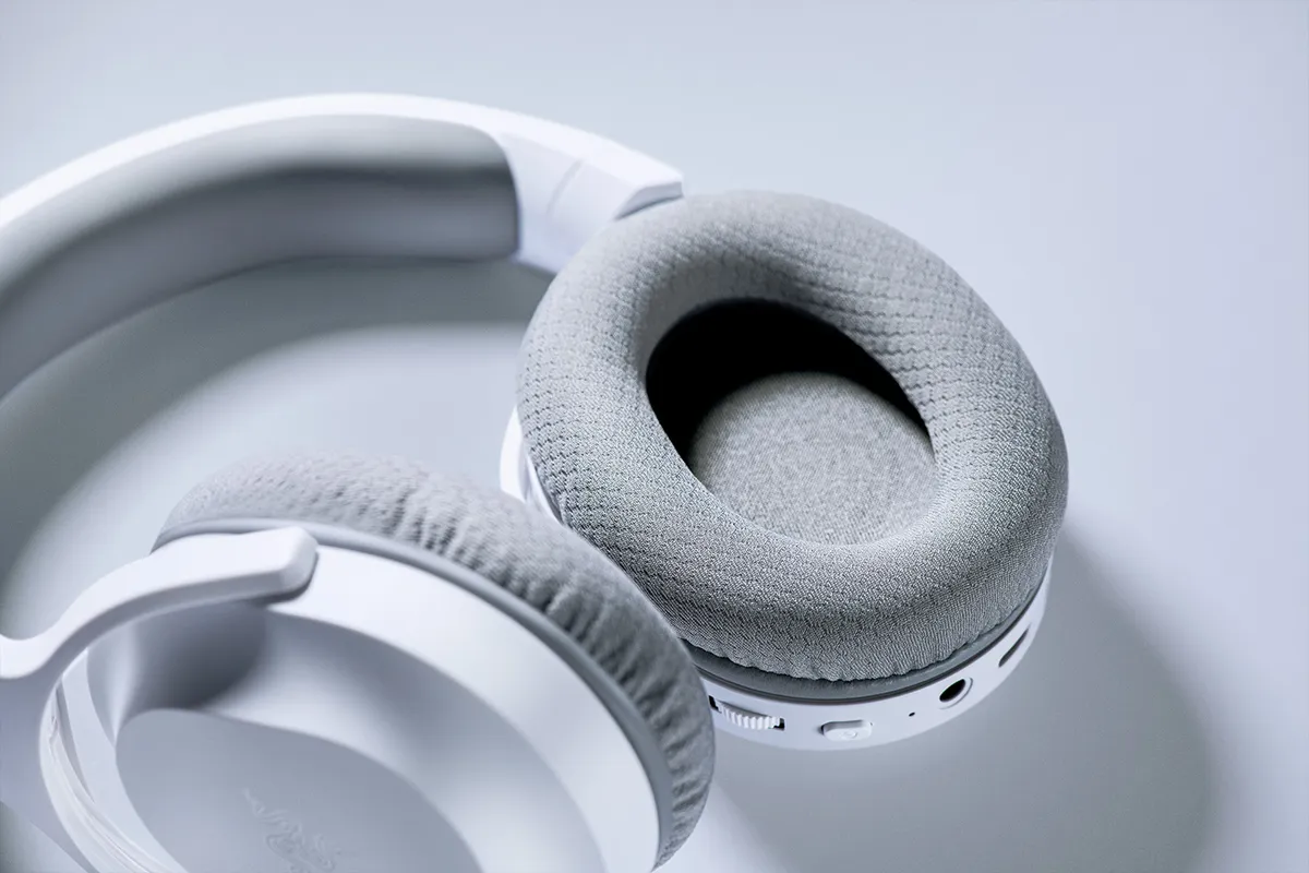 Copas y diadema del Razer Barracuda X blanco, con las almohadillas FlowKnit