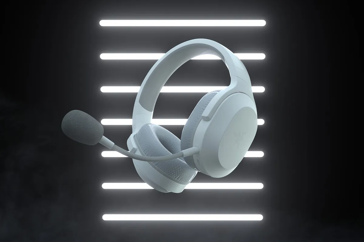 Perfil del Razer Barracuda X blanco con el micrófono HyperClear montado