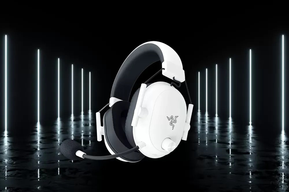 Razer BlackShark V2 HyperSpeed blanco con el micrófono desmontable puesto