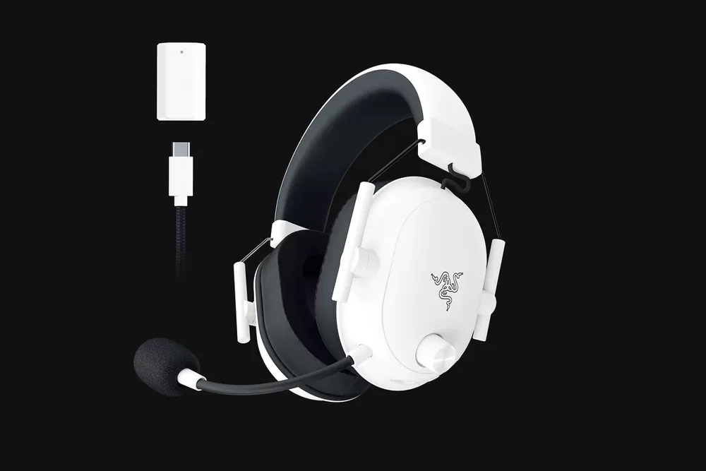 Razer BlackShark V2 HyperSpeed blanco junto a su receptor inalámbrico y el cable USB-C