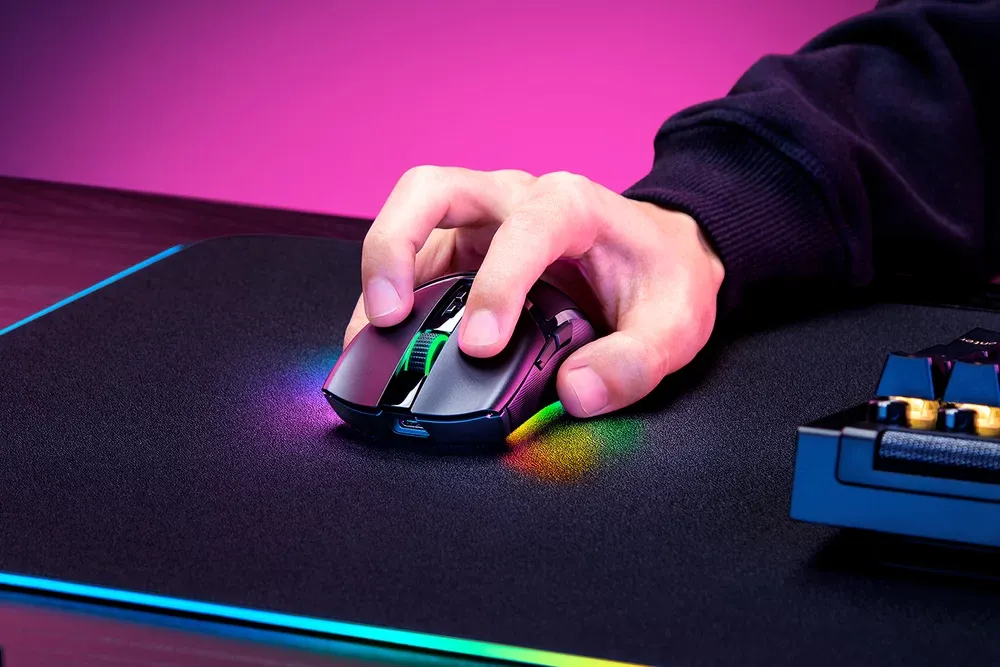 Mano usando el Razer Cobra Pro sobre un mouse pad