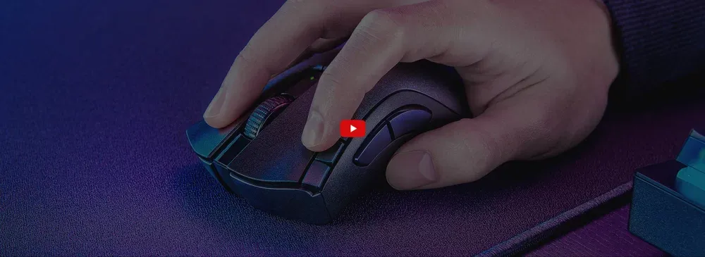 Mano usando el Razer DeathAdder V2 X HyperSpeed
