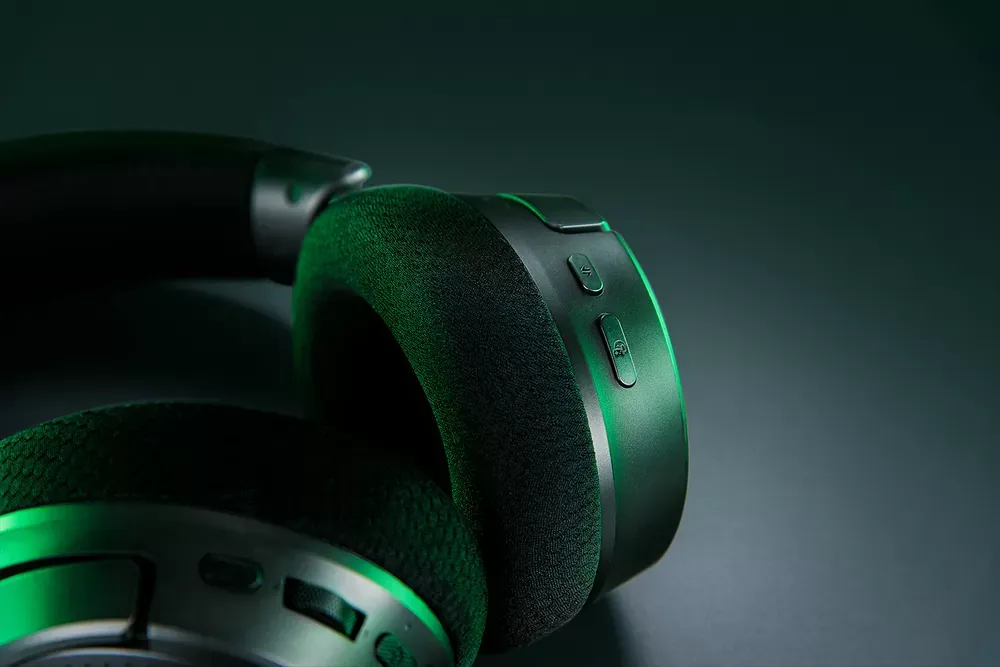 Almohadillas de tejido transpirable y controles laterales del Razer Kraken V4