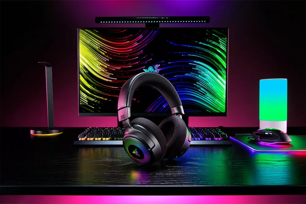 Razer Kraken V4 sobre un escritorio con la iluminación Chroma RGB encendida