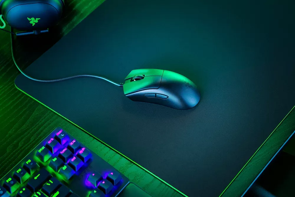 Razer DeathAdder V3 sobre un mouse pad
