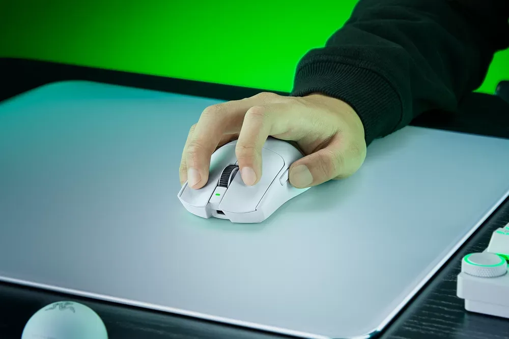 Mano usando el Razer Viper V4 Pro blanco