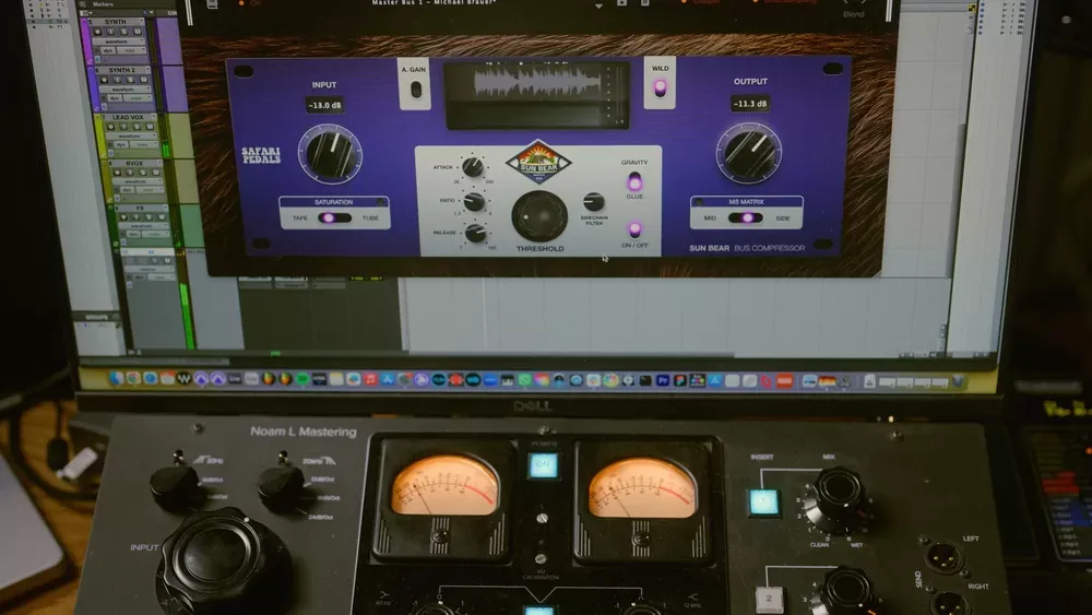 Plug-in Safari Pedals Sun Bear Bus Compressor abierto sobre un bus master en el DAW, en un estudio de masterización