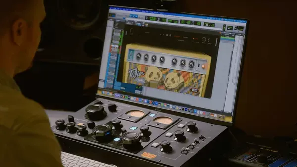 El plug-in Safari Pedals Twin Panda en pantalla dentro de una sesión de estudio