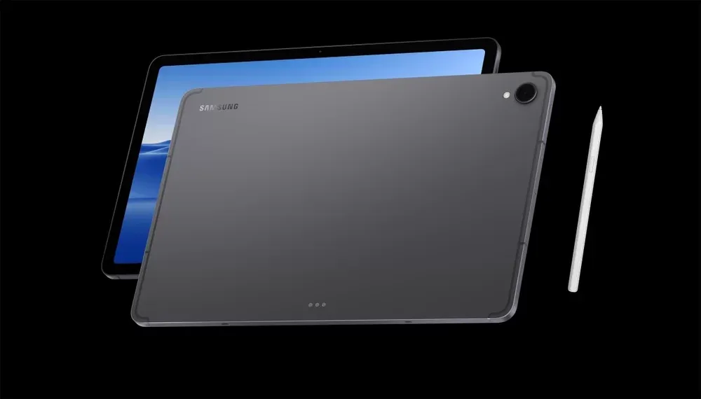 Cámara trasera de 13 MP con flash de la Galaxy Tab S11 junto al S Pen