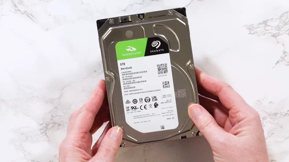 Disco duro Seagate BarraCuda de 3,5 pulgadas en la mano