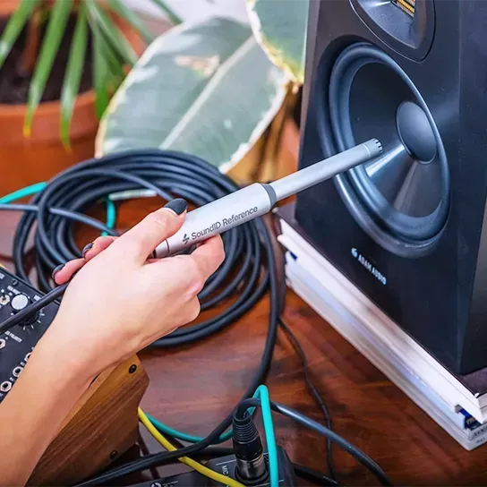 Micrófono SoundID Reference de Sonarworks midiendo un monitor de estudio
