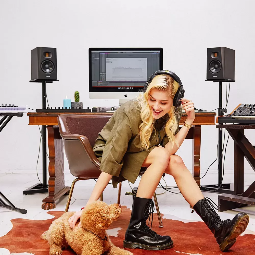 Productora en un estudio con monitores calibrados con Sonarworks