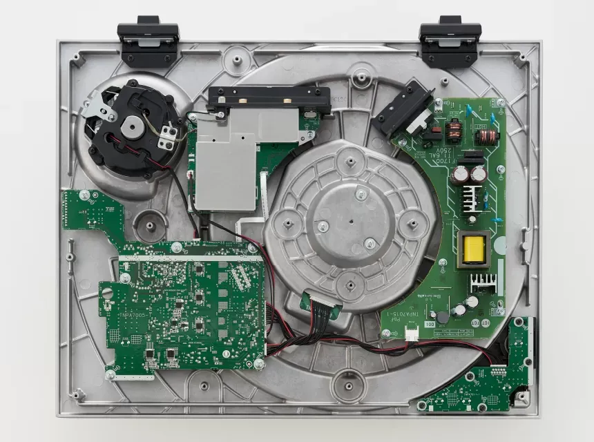 Interior de una tornamesa Technics SL-1500C con chasis de aluminio fundido y motor de tracción directa