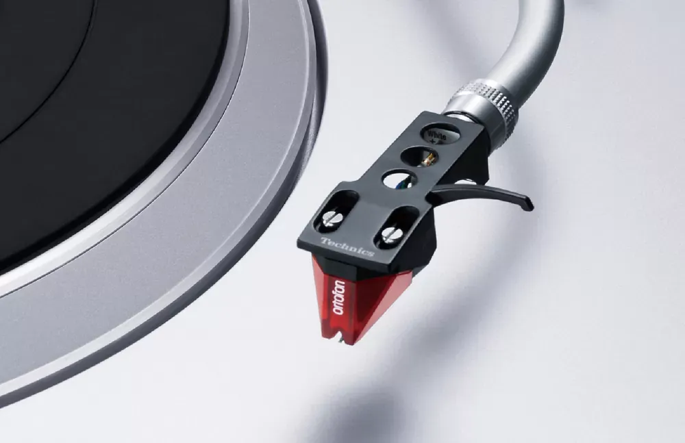 Portacápsulas de una tornamesa Technics SL-1500C con una cápsula Ortofon 2M Red montada