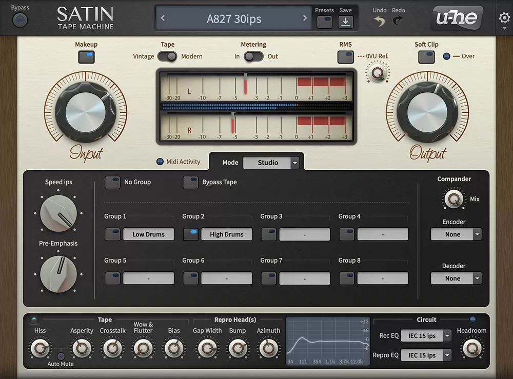 Interfaz completa del emulador de cinta u-he Satin con Input, Output, medidores VU, panel de grupos, Compander y panel de servicio (hiss, wow & flutter, bias, azimuth)