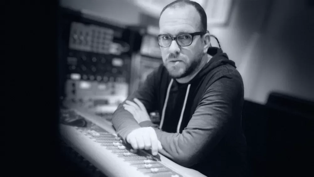 Bernhard Böni Hahn frente a la consola durante la grabación de UJAM NEON