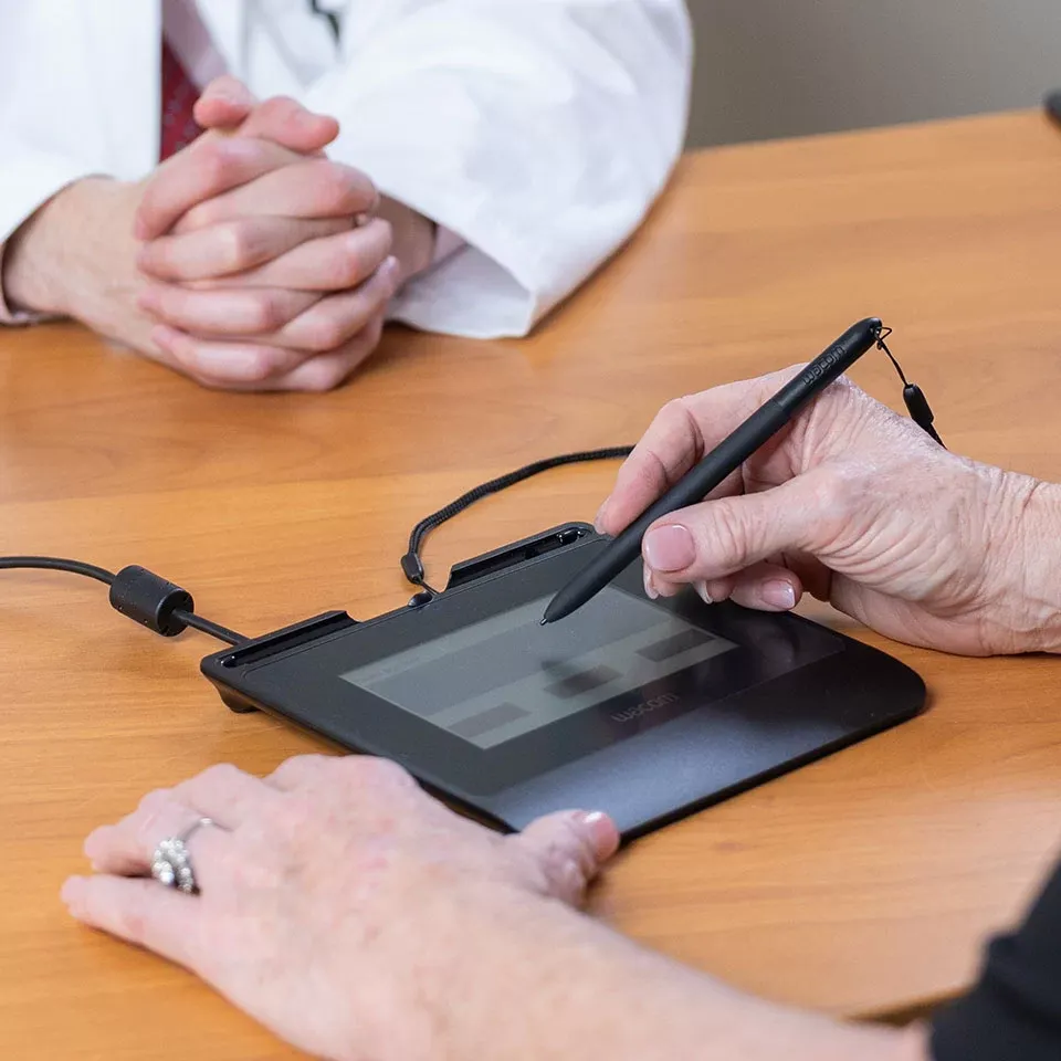 Firma de un consentimiento sobre la Wacom STU-540 en una consulta