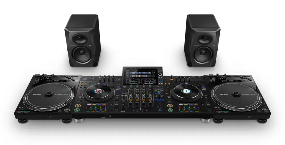 XDJ-AZ-N conectado a una tornamesa y monitores, sumando fuentes externas