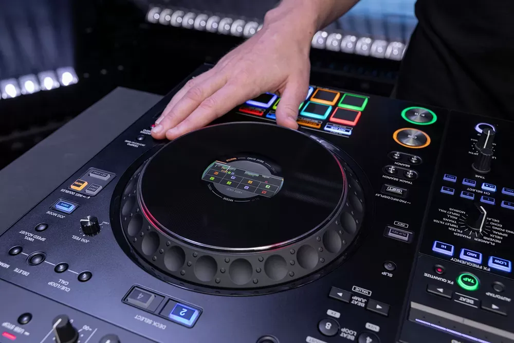 Jog wheel del XDJ-AZ-N con el tacto y la sensación del CDJ-3000