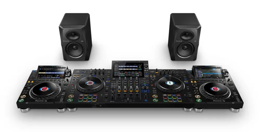 Pioneer DJ XDJ-AZ-N como cabina completa junto a monitores de estudio